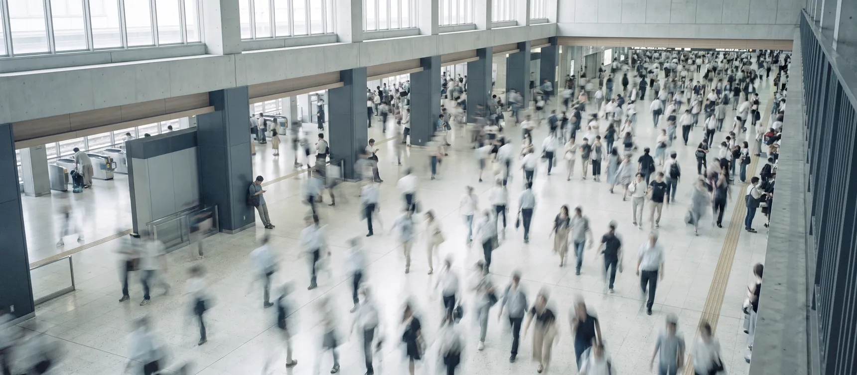 駅コンコースを行き交う人々(長時間露光)