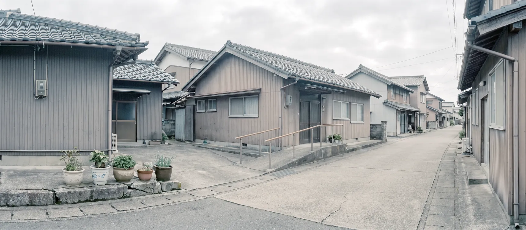 日本の住宅街の朝の風景