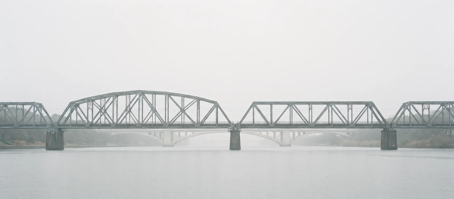霧のなかに連なる二つの橋