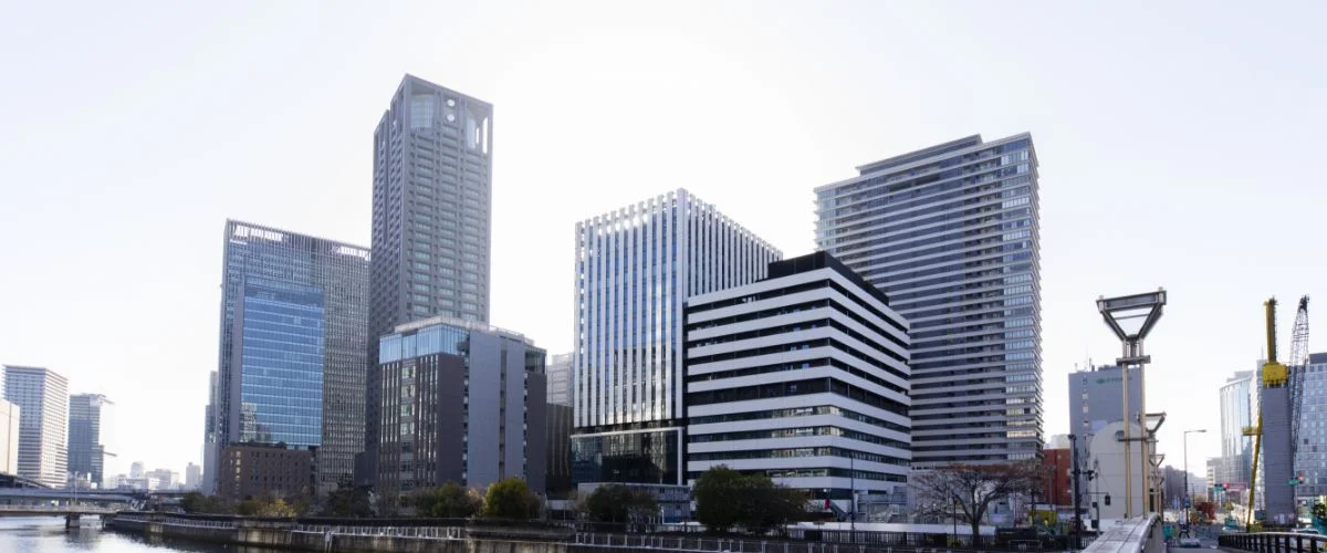 中之島の水辺に建つ中之島クロス(未来医療国際拠点)