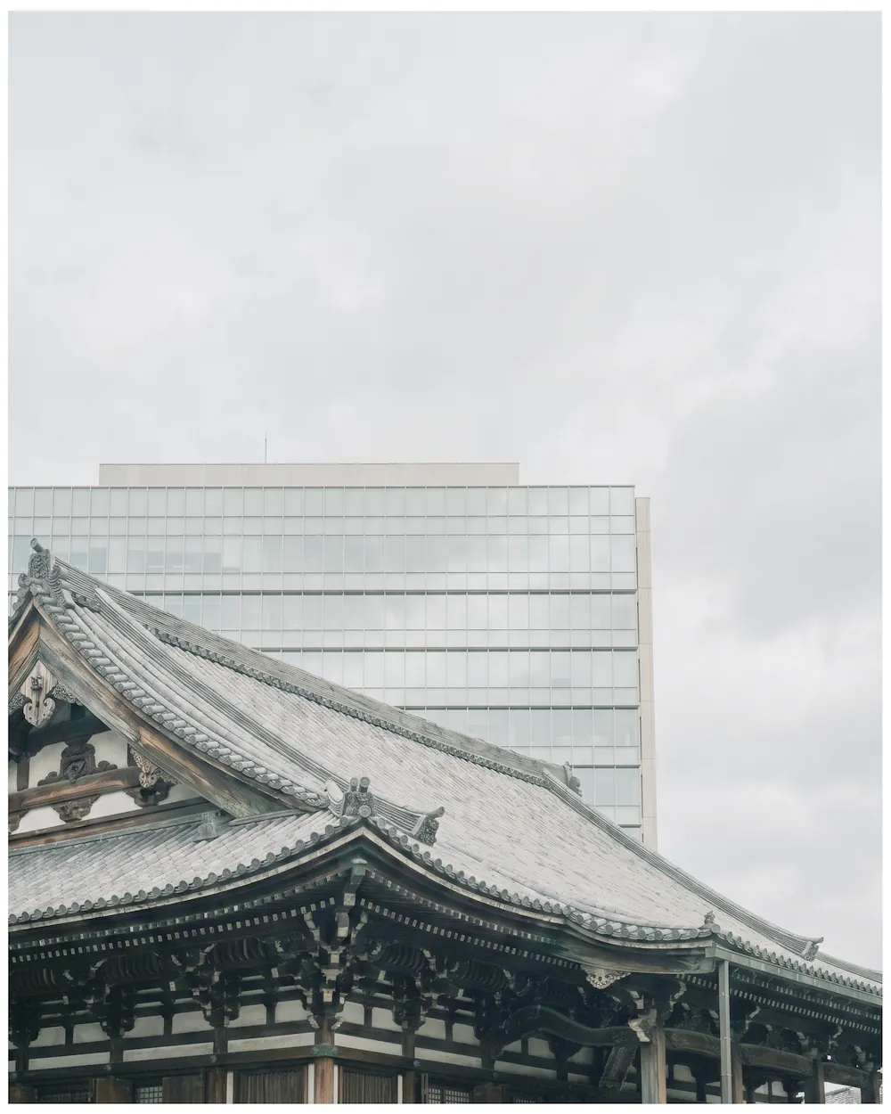 寺院の瓦屋根と現代の研究棟